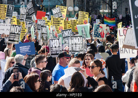 Chicago, Illinois - Febbraio 19, 2017: Chicago segna l'uno-mese anniversario di Donald Trump amministrazione con una manifestazione di protesta per i rally e marzo. Foto Stock