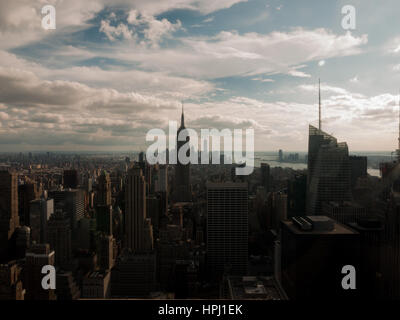 La skyline di Manhattan dalla cima del Rockfeller Center Foto Stock