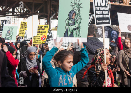 Chicago, Illinois - Febbraio 19, 2017: Chicago segna l'uno-mese anniversario di Donald Trump amministrazione con una manifestazione di protesta per i rally e marzo. Foto Stock