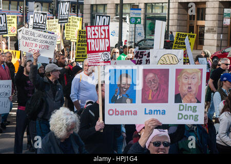 Chicago, Illinois - Febbraio 19, 2017: Chicago segna l'uno-mese anniversario di Donald Trump amministrazione con una manifestazione di protesta per i rally e marzo. Foto Stock