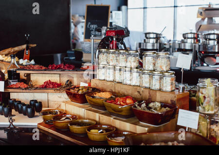 La prima colazione a buffet nel ristorante cucina aperta Foto Stock