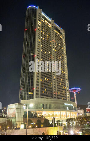 L'Hotel Tokyo Dome illuminata di notte. Foto Stock