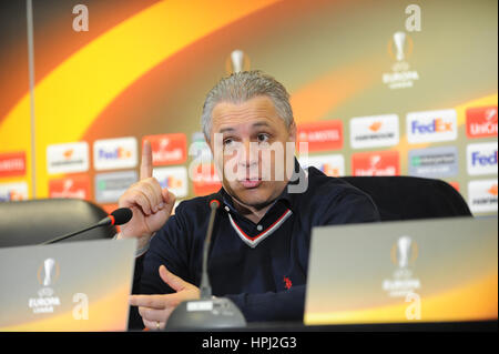 Febbraio 16, 2017: Marius Sumudica il capo allenatore del FC Astra Giurgiu alla conferenza stampa dopo la UEFA Europa League 2016-2017, gruppo e gioco tra FC Astra Giurgiu (ROU) e Genk (BEL) presso Marin Anastasovici Stadium, Giurgiu, Romania ROU. Foto: Cronos/Cristian Stavri Foto Stock