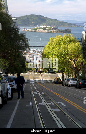 Funivia stazione su Powell Street con vista di Alcatraz a San Francisco, California, Stati Uniti d'America. Foto Stock