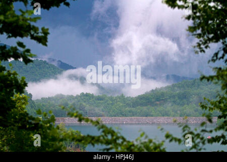 Nuvole temporalesche costruire oltre le Blue Ridge Mountains al Lago Nantahala, North Carolina, Stati Uniti d'America. Foto Stock