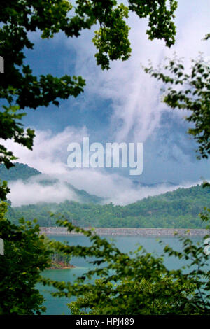 Nuvole temporalesche costruire oltre le Blue Ridge Mountains al Lago Nantahala, North Carolina, Stati Uniti d'America. Foto Stock