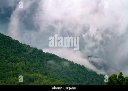 Nuvole temporalesche costruire oltre le Blue Ridge Mountains al Lago Nantahala, North Carolina, Stati Uniti d'America. Foto Stock