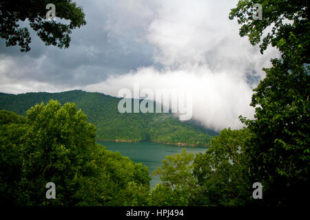 Nuvole temporalesche costruire oltre le Blue Ridge Mountains al Lago Nantahala, North Carolina, Stati Uniti d'America. Foto Stock