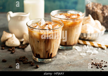 Caffè ghiacciato con latte, lo sciroppo al cioccolato e meringhe Foto Stock