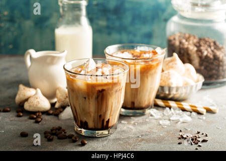 Caffè ghiacciato con latte, lo sciroppo al cioccolato e meringhe Foto Stock
