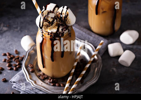 Caffè ghiacciato con crostini di marshmallow e di sciroppo al cioccolato Foto Stock