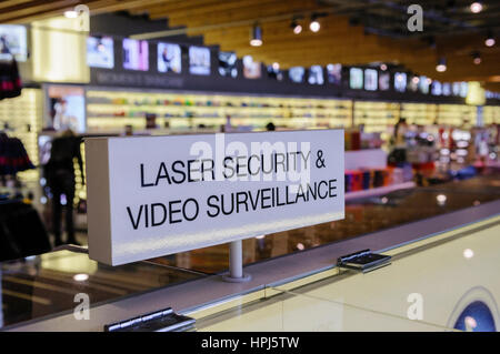 Segno presso un negozio duty free avvertenza laser che sicurezza e videosorveglianza sono a posto. Foto Stock