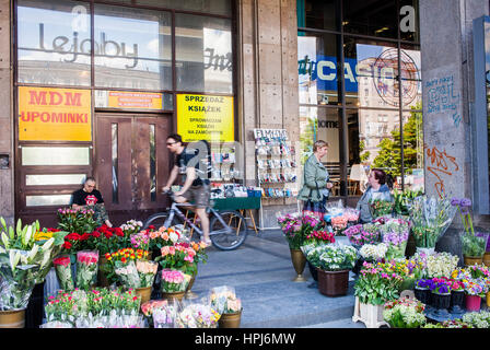 Negozio di fiori, in Arcade di Plac Konstytucji,Piazza Costituzione ,comunista architettura e urbanistica, Varsavia, Polonia Foto Stock