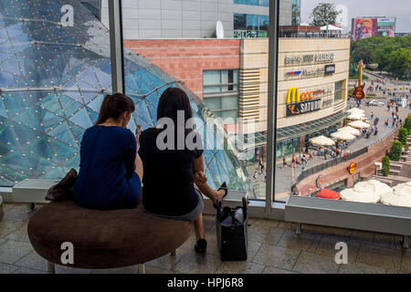 Golden terrazze, Zlote Tarasy shopping mall, Varsavia, Polonia Foto Stock