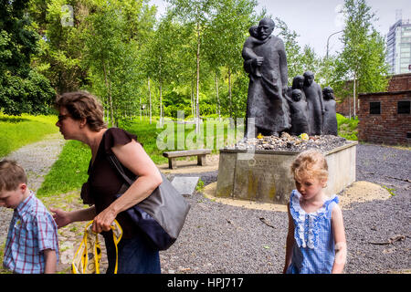 Janusz Korczak monumento di Mieczyslaw Smorczewsky,nel centro storico cimitero ebraico a Okopowa Street a Varsavia in Polonia. Foto Stock