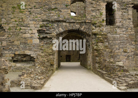 Beaumaris Castle e spiaggia, Isola di Anglesey, Galles del Nord, Regno Unito Foto Stock