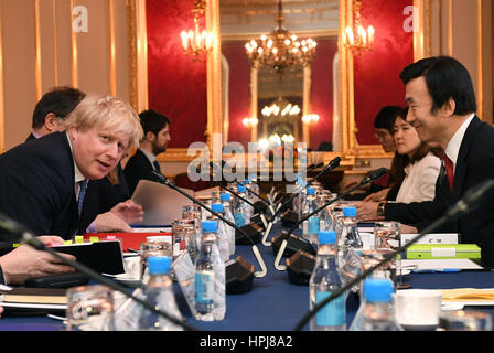 Segretario di Stato per gli affari esteri Boris Johnson con il Ministro degli Esteri coreano Yun Byung-se (a destra) per annuale politica estera parla a Lancaster House di Londra. Foto Stock