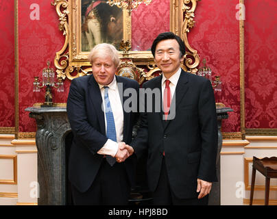 Segretario di Stato per gli affari esteri Boris Johnson con il Ministro degli Esteri coreano Yun Byung-se per annuale politica estera parla a Lancaster House di Londra. Foto Stock