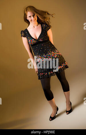 Modello rilasciato , Attraktive Frau, 35+, beim Fotoshooting - donna attraente in verticale Foto Stock