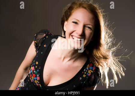Modello rilasciato , Attraktive Frau im ritratto, 35+ - donna attraente in verticale Foto Stock
