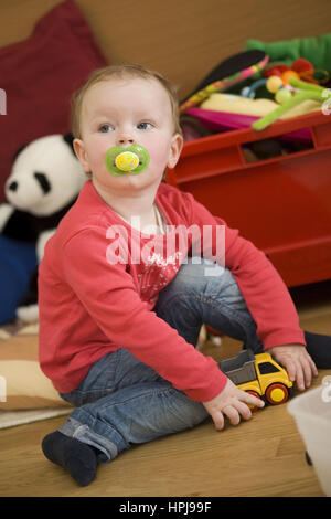 Modello rilasciato , Kleines Maedchen mit Spielzeug - bambino con giocattoli Foto Stock