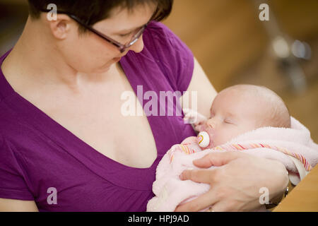 Modello rilasciato , Mutter mit Baby im Arm - Madre con bambino Foto Stock