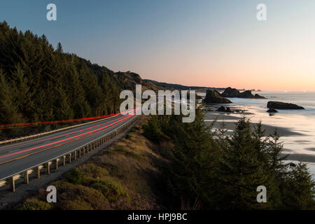 Una lunga esposizione di vetture che viaggiano lungo la Samuel H. Boardman Scenic corridoio in Oregon. Foto Stock