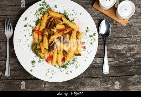 Deliziosi piatti della cucina italiana penne pasta con carne di manzo e puttanesca Foto Stock