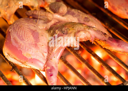Pernice arrosto su un grill. La cottura di polli. Profondità di campo Foto Stock