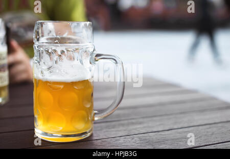 Artigianato maschiato birra lager glass sulla tabella nel pub. Profondità di campo Foto Stock