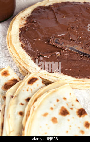 Pancake crepe al cioccolato per colazione. Gustoso cibo di mattina Foto Stock