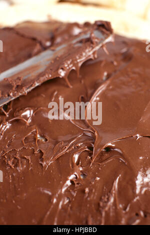 La prima colazione con pancake coperto in un dado di cioccolato diffusione burro noisette nutella. Profondità di campo Foto Stock