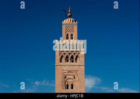 Minareto di Koutoubia, Marrakech, Marocco 2016. Il minareto di Koutoubia, parte di Marrakech la più grande moschea, sorge a 77 metri di altezza sopra la città di Medina. Foto Stock