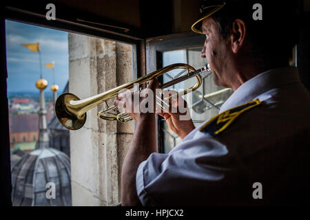 Ogni ora trumpeter gioca inno dalla chiesa di Santa Maria torre.Polonia Cracovia Foto Stock