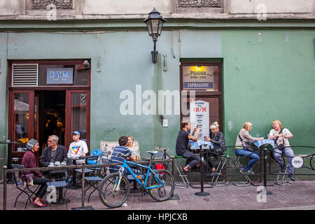 Terrazza esterna della caffetteria DYM,Świętego Tomasza 13, Città Vecchia, Cracovia in Polonia Foto Stock