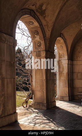 Archi di una bella loggia in un giardino formale Foto Stock