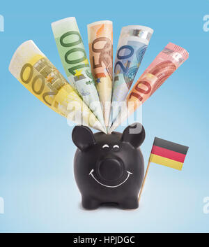 Dieci,venti,cinquanta,un centinaio e un 200 di banconote in euro in un sorridente piggybank della Germania.(serie) Foto Stock