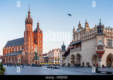 Santa Maria la Basilica, alla piazza principale del mercato Rynek Glowny, Cracovia in Polonia Foto Stock