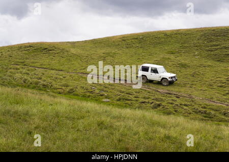 LIVIGNO, Italia - 2 agosto: Vecchia Mitsubishi Pajero sorge sulla strada di montagna il 2 agosto 2016 a Livigno, Italia. Foto Stock