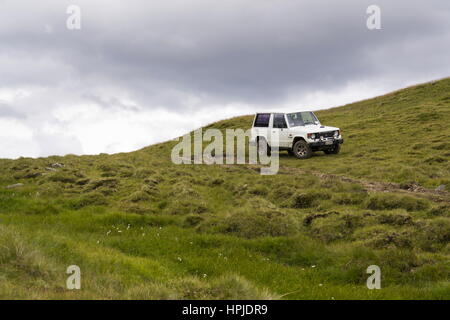 LIVIGNO, Italia - 2 agosto: Vecchia Mitsubishi Pajero sorge sulla strada di montagna il 2 agosto 2016 a Livigno, Italia. Foto Stock