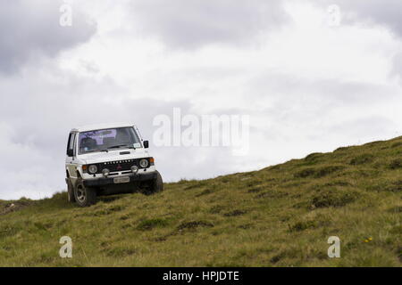 LIVIGNO, Italia - 2 agosto: Vecchia Mitsubishi Pajero sorge sulla strada di montagna il 2 agosto 2016 a Livigno, Italia. Foto Stock