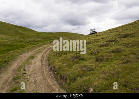 LIVIGNO, Italia - 2 agosto: Vecchia Mitsubishi Pajero sorge sulla strada di montagna il 2 agosto 2016 a Livigno, Italia. Foto Stock