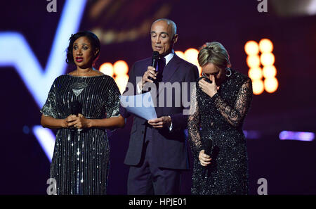 Helen Pepsi DeMacque, Andrew Ridgeley e Shirley Holliman dare un tributo sul palco per George Michael a Brit Awards all'O2 Arena, Londra. Foto Stock