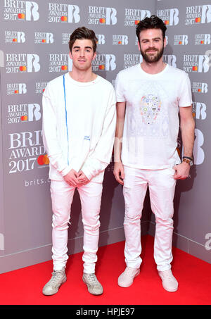 Drew Taggart e Alex Pall (destra) del Chainsmokers in sala stampa durante il Brit Awards all'O2 Arena, Londra. Foto Stock