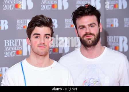 Drew Taggart e Alex Pall (destra) del Chainsmokers in sala stampa durante il Brit Awards all'O2 Arena, Londra. Foto Stock