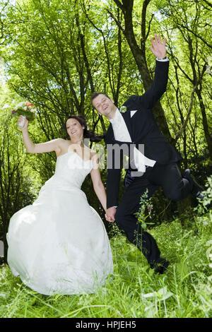 Modello rilasciato , Springendes Brautpaar - jumping sposi Foto Stock