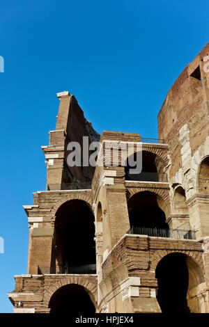 Chiudere fino all'esterno del Colosseo romano (noto anche come Anfiteatro Flavio). UNESCO - Sito Patrimonio dell'umanità. Il Colosseo. Roma, Lazio, l'Italia, Europa Foto Stock