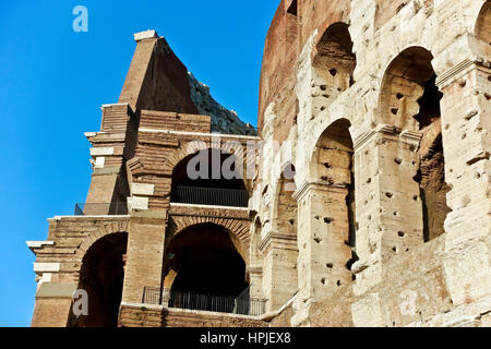 Chiudere fino all'esterno del Colosseo romano (noto anche come Anfiteatro Flavio). UNESCO - Sito Patrimonio dell'umanità. Il Colosseo. Roma, Lazio, l'Italia, Europa Foto Stock