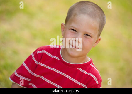 Junge, 5 Jahre - boy in verticale Foto Stock