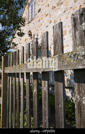 Close-up di legno vecchio Picket Fence con muschi e licheni crescita in estate. Foto Stock